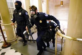 RESUMEN-"Es insurrección" dice Biden, después de que partidarios de Trump  irrumpieron en el Capitolio
