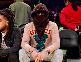 Bad Bunny reaparece con el rostro cubierto durante partido de la NBA
