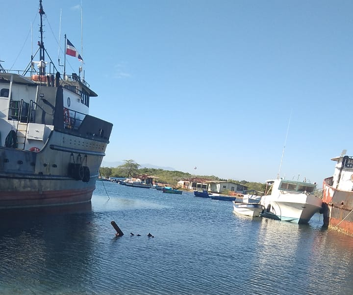 pezados de hierros dentro del mar en la playa Estero Balsa