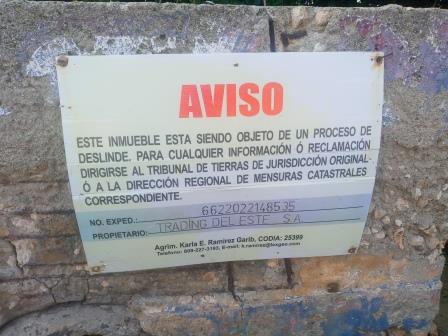 Ese letrero esta frente a la humedad de manglares 2