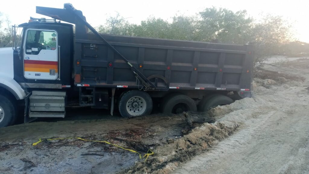 Camion en situacion dificil en Pleno humedal 1