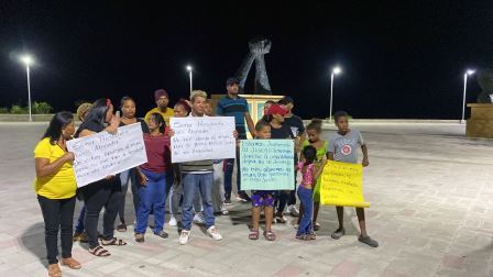 parte de las 46 familias que van a ser desalojadas en Manzanillo para la construccion del Muro Fronterizo 1