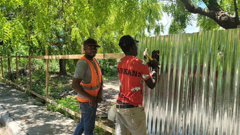 Obreros laboran en inicio de construccion de Oficina del Banco de Reserva en Manzanillo