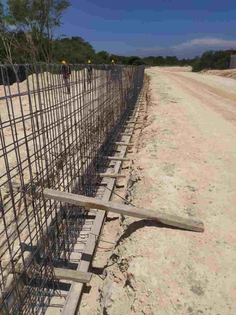 Otra vista de la Construccion del Muro Fronterizo alrededor del Rio Masacre