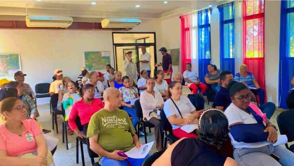Los participantes en la Asamblea rotated