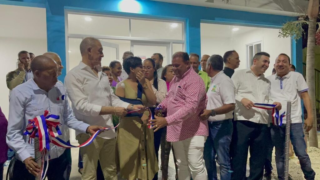 ALCALDE IGNACIO ROSA ACOMPANADO CON LA GOBERNADORA PROVINCIAL REALIZAN CORTE DE CINTA