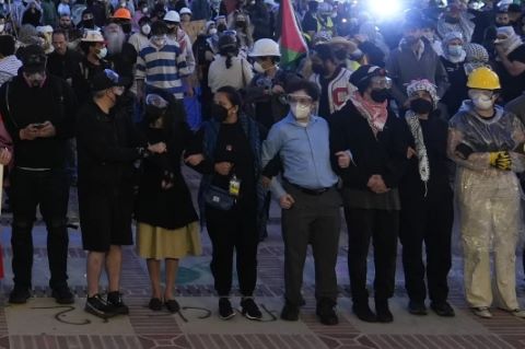 Al menos 2.000 arrestos en protestas propalestinas en campus de EEUU, según recuento de AP