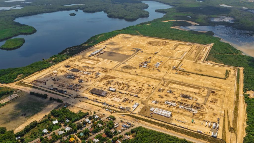 Manzanillo marca un precedente nacional con proyección latinoamericana: primer reclamo comunitario dominicano avanza a Fase de Consulta ante el MICI del Grupo BID Vista aérea del proyecto Manzanillo Bay Energy en la Bahía de Manzanillo, con una extensa zona de construcción rodeada de manglares, humedales y cuerpos de agua en Pepillo Salcedo, Monte Cristi.