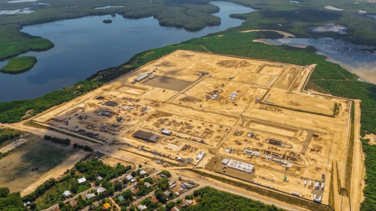 Manzanillo marca un precedente nacional con proyección latinoamericana: primer reclamo comunitario dominicano avanza a Fase de Consulta ante el MICI del Grupo BID Vista aérea del proyecto Manzanillo Bay Energy en la Bahía de Manzanillo, con una extensa zona de construcción rodeada de manglares, humedales y cuerpos de agua en Pepillo Salcedo, Monte Cristi.