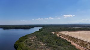 Vista aérea del área intervenida por el Proyecto Manzanillo Bay Energy en Manzanillo, ubicada en la zona de amortiguamiento del Parque Nacional Manglares de Estero Balsa, ecosistema vinculado al Sitio Ramsar No. 2497.